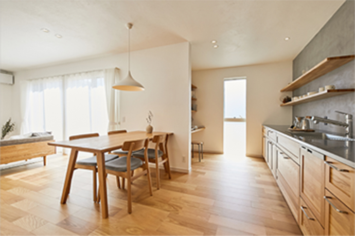 自然光がたっぷりと差し込む、明るく開放的なダイニングキッチン。