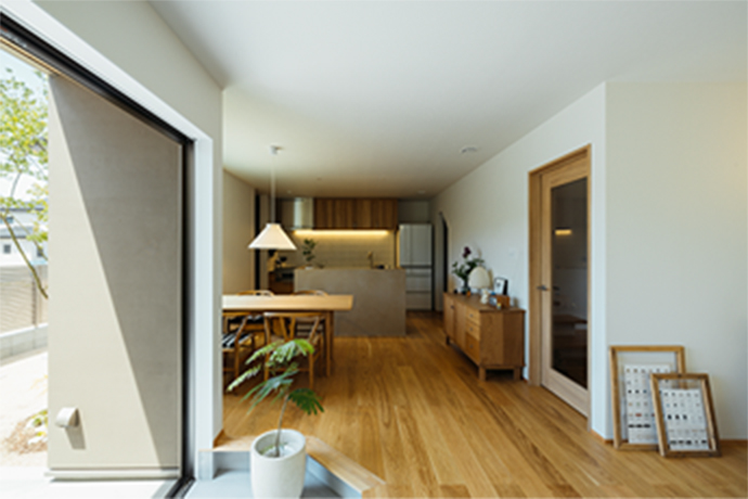 ミニマルなデザインとナチュラル素材が調和した、機能的で心地よい暮らし。