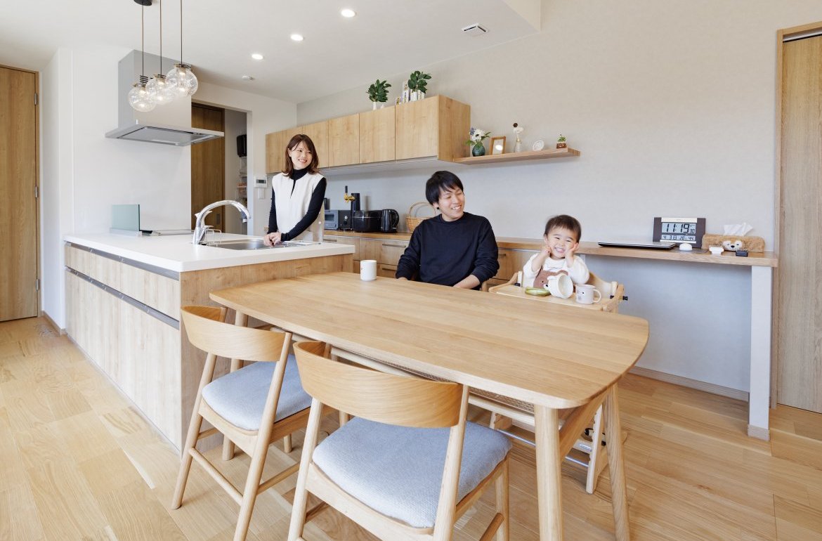 深い軒と大開口が内と外を緩やかに繋ぐ　和モダンの平屋