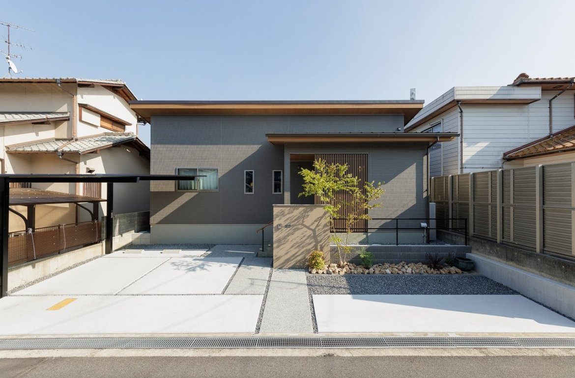 コンパクトな平屋で叶える、無垢と漆喰の心地よい終の棲家