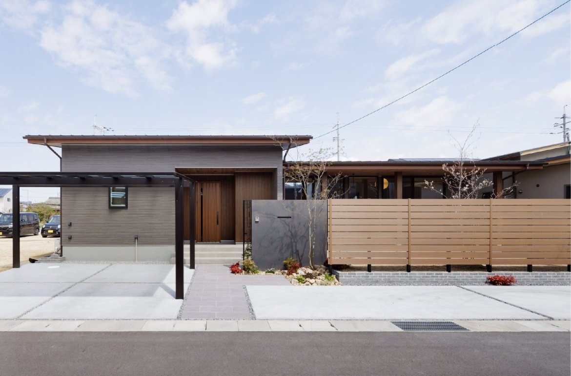 深い軒と大開口が内と外を緩やかに繋ぐ　和モダンの平屋