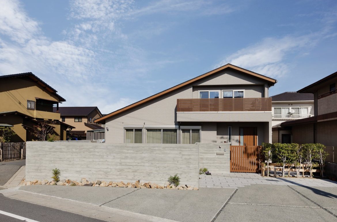 圧倒的な存在感を放つ、計算しつくされた大屋根の住まい