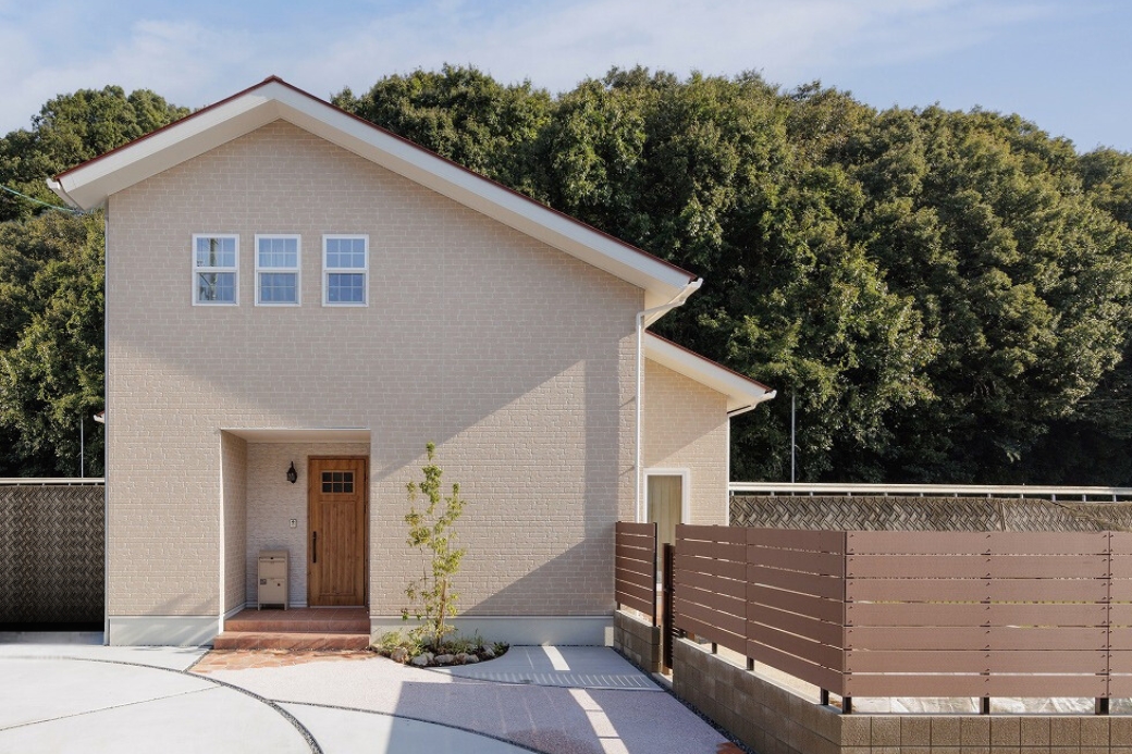 家族がつながる、吹き抜けと回遊動線のあるナチュラルな住まい