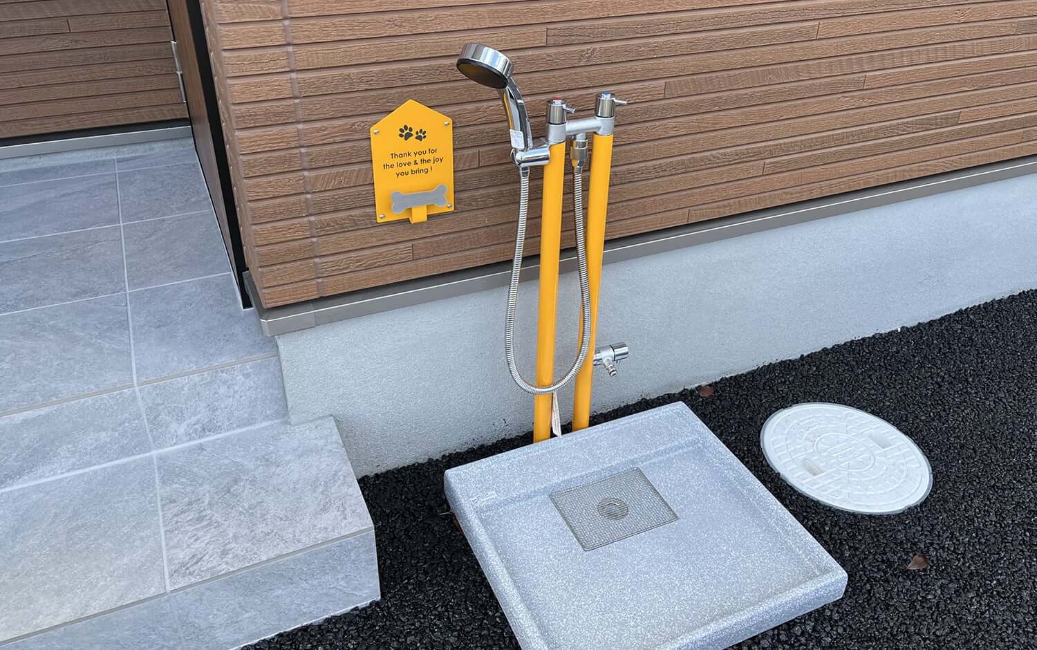 玄関前には足を洗う用のシャワーステーションが設置されている