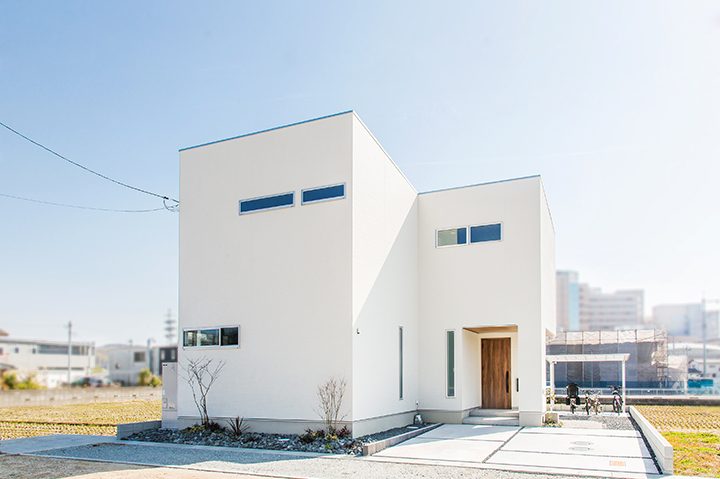 シンプルな白色の外観デザイン｜施工事例｜岡山倉敷の工務店アイムの家