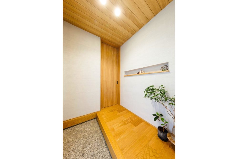 天井を張り分けた木の温もりある玄関ホール｜岡山倉敷の工務店｜アイムの家